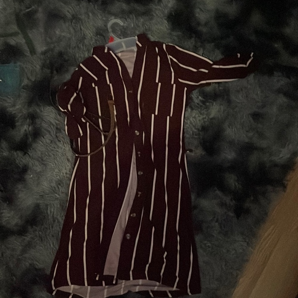 Comes with belt and it’s long sleeve